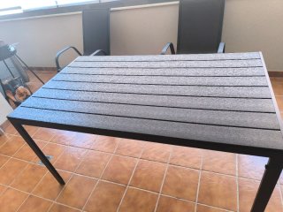 Mesa de terraza metálica y madera artificial.