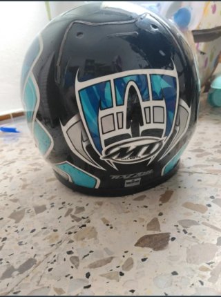 Casco de moto integral azul y negro