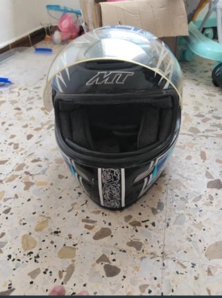 Casco de moto integral azul y negro
