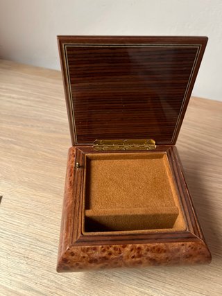 Caja de música de madera con incrustaciones
