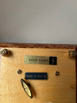 Caja de música de madera con incrustaciones