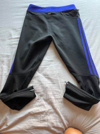 Mallas Adidas Negras con Detalles Morados