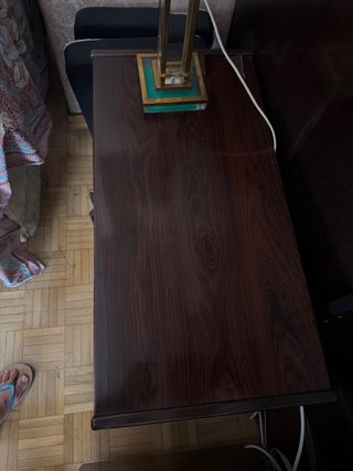 Mueble bajo de madera y metal esta