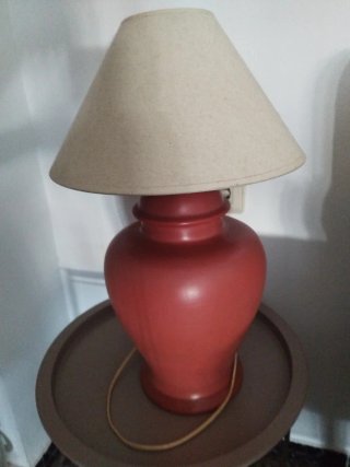 Lámpara de mesa cerámica roja y beige