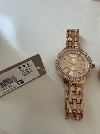 Reloj dorado con pedrería