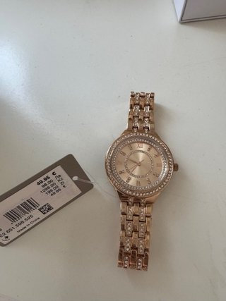 Reloj dorado con pedrería
