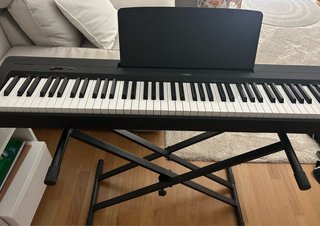 Piano Yamaha P145B con soporte