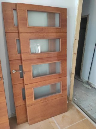 Puerta madera con 4 cristales