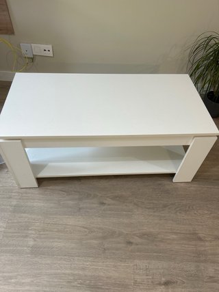 Mesa de centro blanca de madera elevable