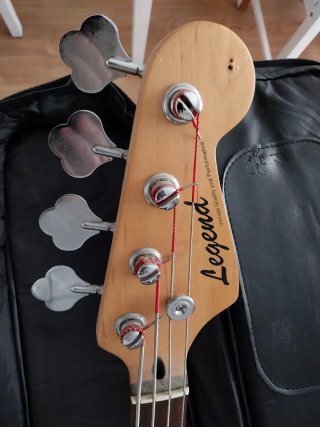 Pack bajo ejectrico, con ampli, funda y pedal