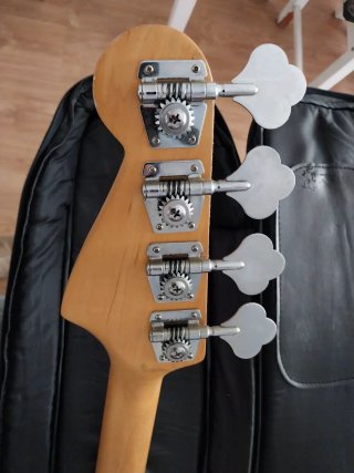 Pack bajo ejectrico, con ampli, funda y pedal