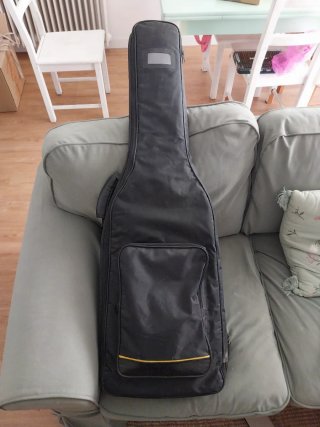 Pack bajo ejectrico, con ampli, funda y pedal