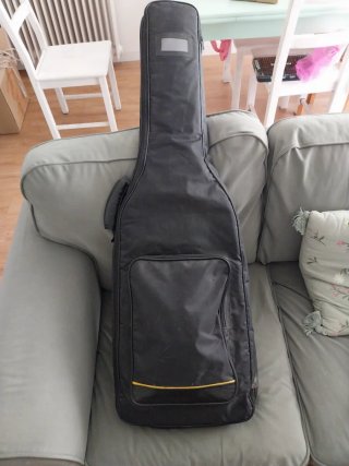 Pack bajo ejectrico, con ampli, funda y pedal
