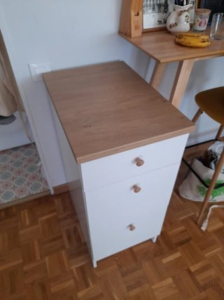 Mueble de almacenaje blanco y madera