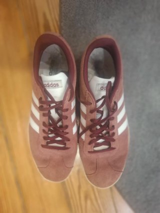 Zapatillas Adidas Marrones y Blancas