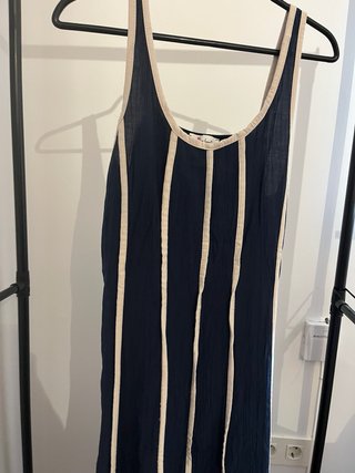 Vestido azul con rayas blancas