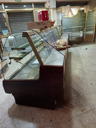 Vitrina refrigerada y panera