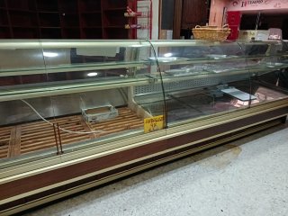 Vitrina refrigerada y panera