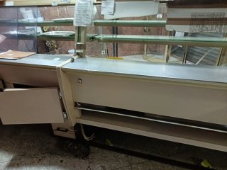 Vitrina refrigerada y panera