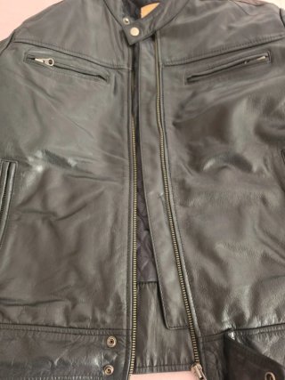 Chaqueta de cuero negra estilo moto