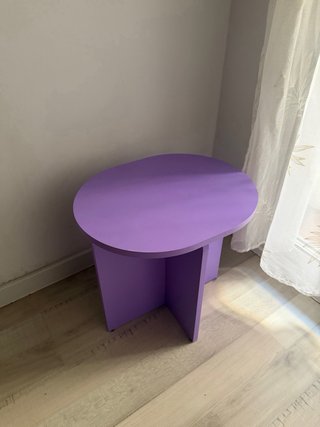 Mesita auxiliar morada de madera