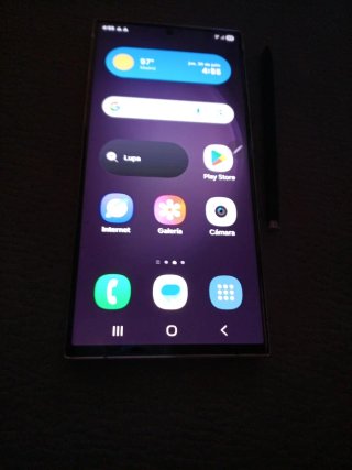 Samsung S23 Ultra con detalle en pantalla