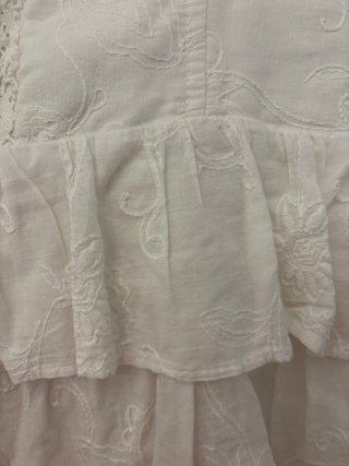 Blusa blanca con botones y volantes