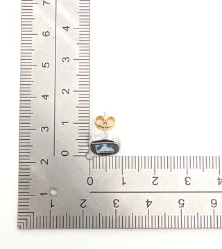 Pendiente de oro blanco de 18k con piedra, 1.36 g.