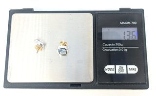 Pendiente de oro blanco de 18k con piedra, 1.36 g.