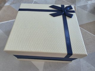 Taza cristal decorada con cucharilla y posavasos