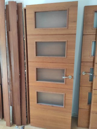 Puerta de madera maciza con 4 cristales