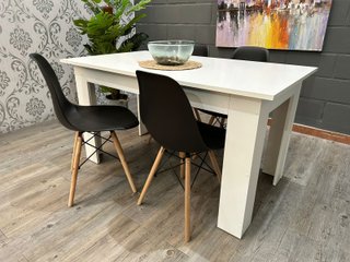 Mesa de madera con sillas