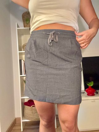 Falda corta gris tipo traje - talla M Springfield