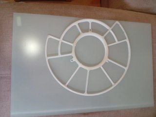 Mesa de TV Ikea color madera con ruedas giratorias