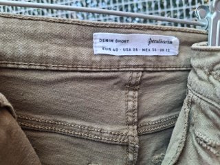 Shorts Stradivarius negros y verde oliva