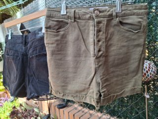 Shorts Stradivarius negros y verde oliva