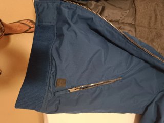 Abrigo azul marino con capucha