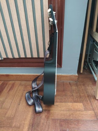 Ukelele negro sin usar