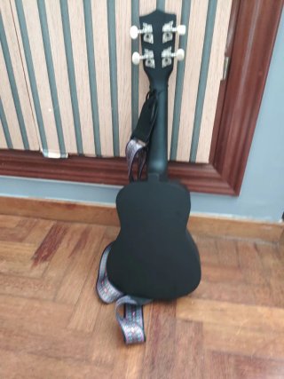 Ukelele negro sin usar