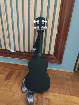 Ukelele negro sin usar