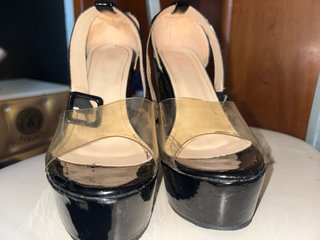 Tacones de plataforma con tiras transparentes