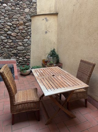 Mesa de madera y sillas de mimbre