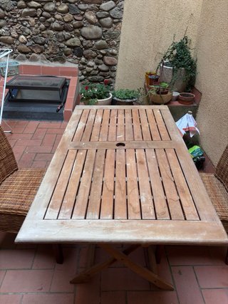 Mesa de madera y sillas de mimbre
