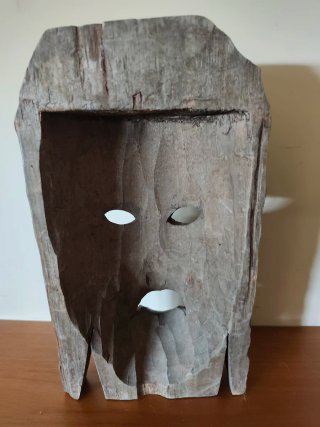 Maschera decorativa di massello intagliata a mano