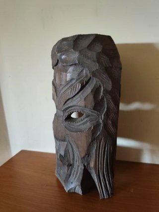 Maschera decorativa di massello intagliata a mano