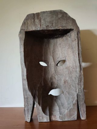 Maschera decorativa di massello intagliata a mano
