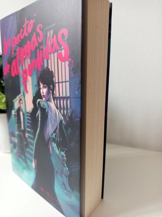 Libro, Un pacto de almas perdidas
