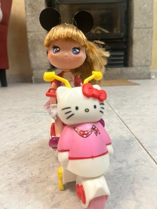 Muñeca Minnie y Moto Hello Kitty