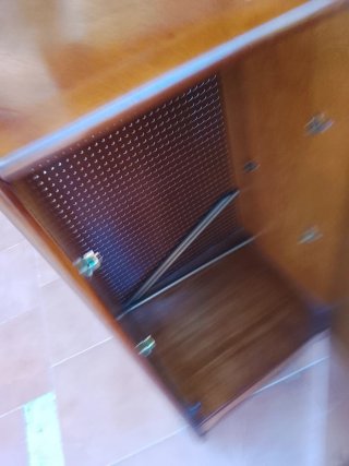 Mueble de madera con cajones y puerta