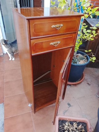 Mueble de madera con cajones y puerta